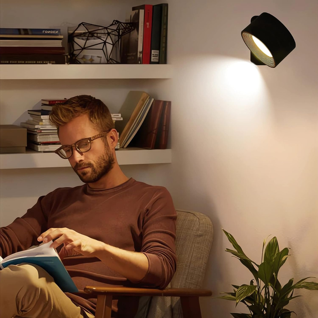 "Stijlvolle draadloze oplaadbare 360° LED wandlamp, geschikt voor binnen en buiten, in hout, wit of zwart."