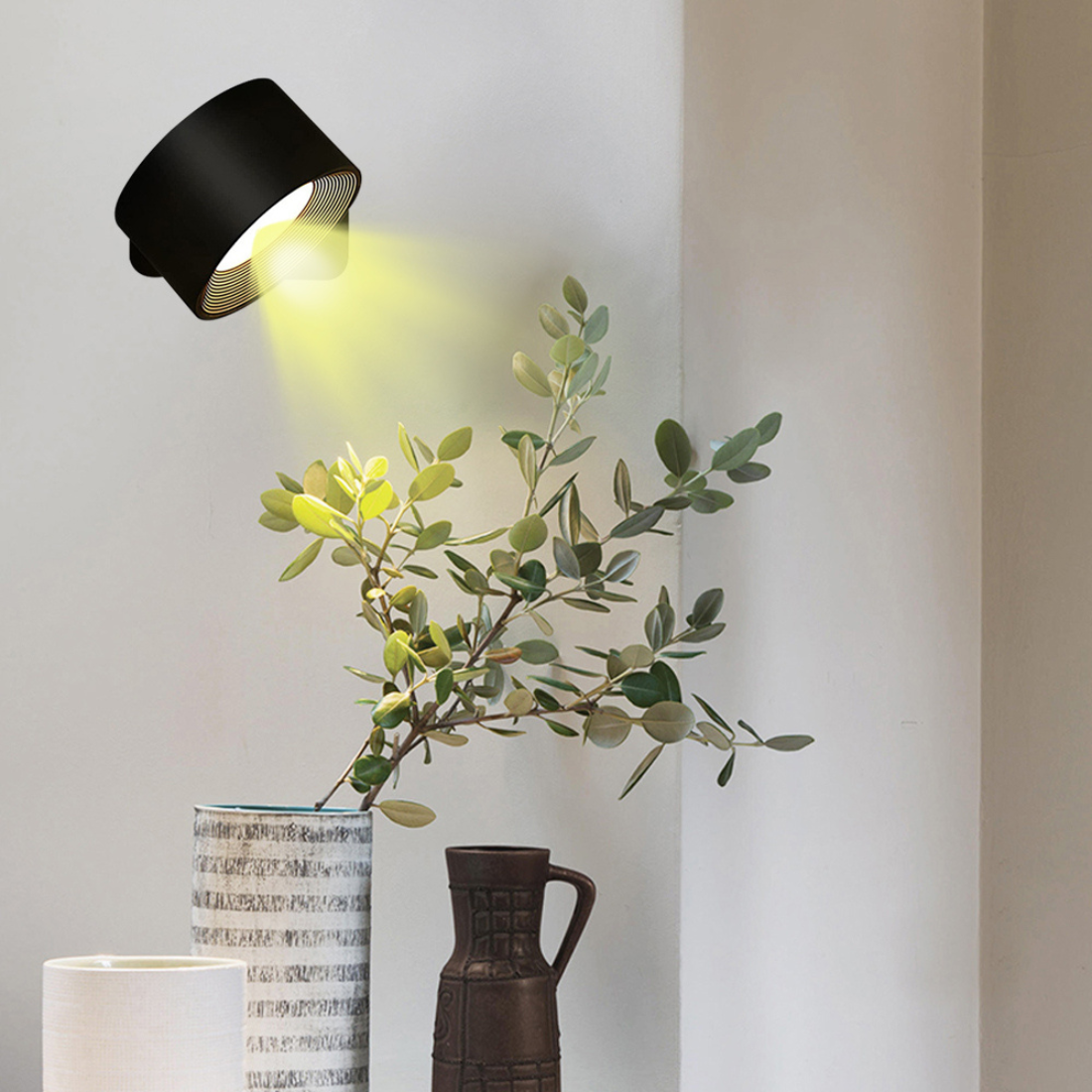 "Stijlvolle draadloze oplaadbare 360° LED wandlamp, geschikt voor binnen en buiten, in hout, wit of zwart."