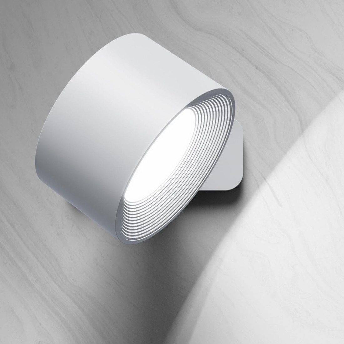 "Stijlvolle draadloze oplaadbare 360° LED wandlamp, geschikt voor binnen en buiten, in hout, wit of zwart."