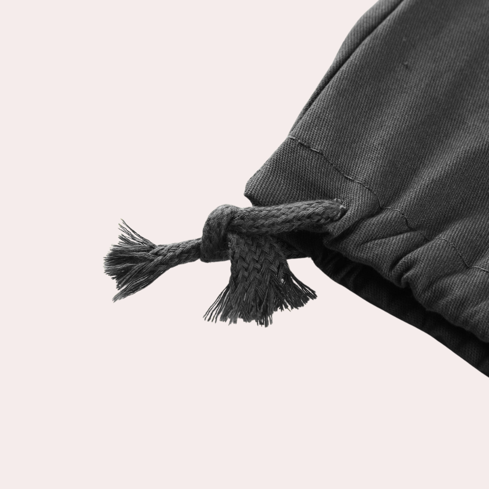 "Stijlvolle grijze RYKER cargo broek heren met ruime cargozakken en eigentijdse snit, ideaal voor verschillende gelegenheden.
