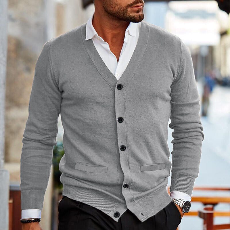 "Stijlvolle heren cardigan met V-hals en knopen, zacht en comfortabel, perfect voor elke casual of formele outfit."