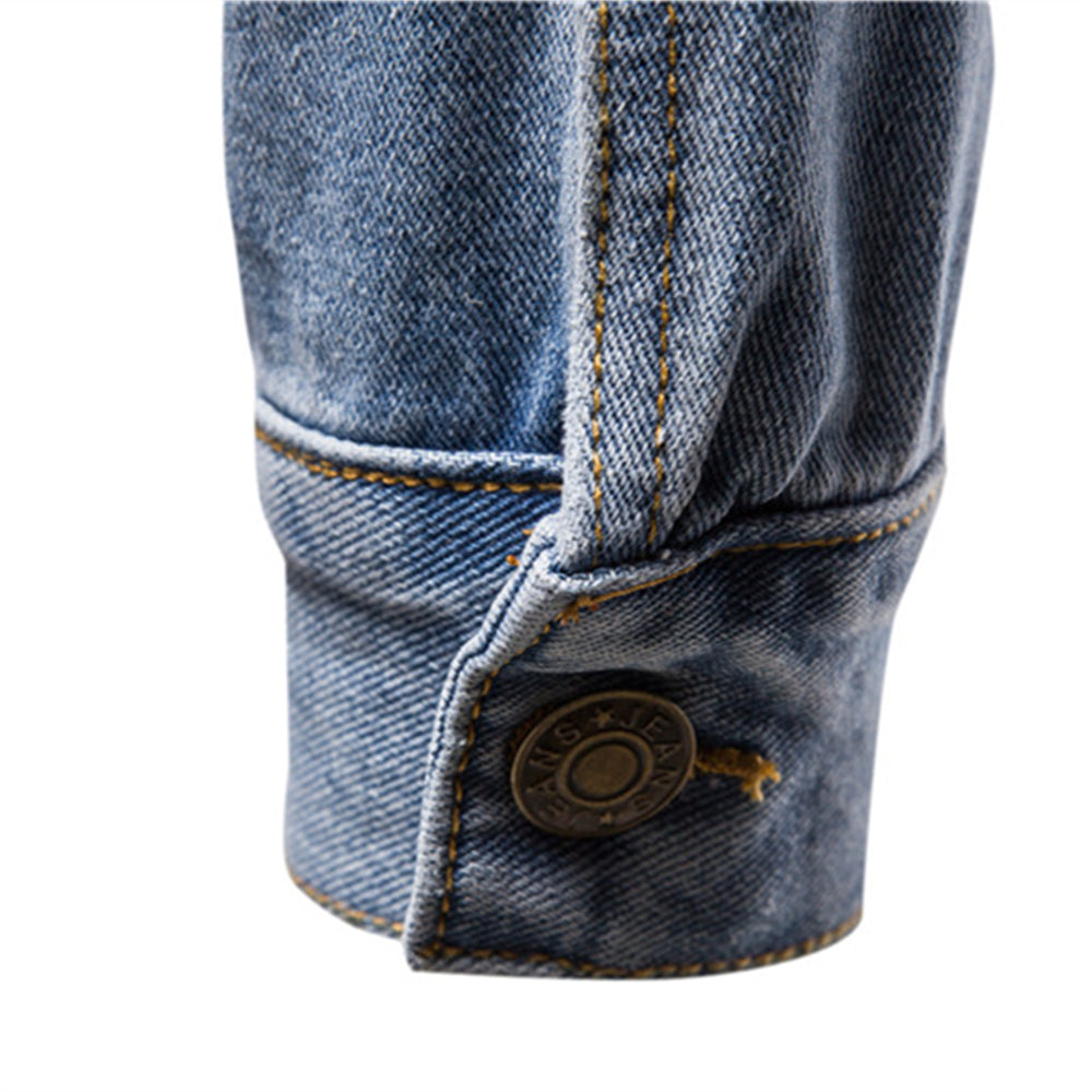 "Stijlvolle heren denim jas met knoopsluiting, praktische zakken en tijdloos ontwerp. Perfecte casual jas voor elke gelegenhe