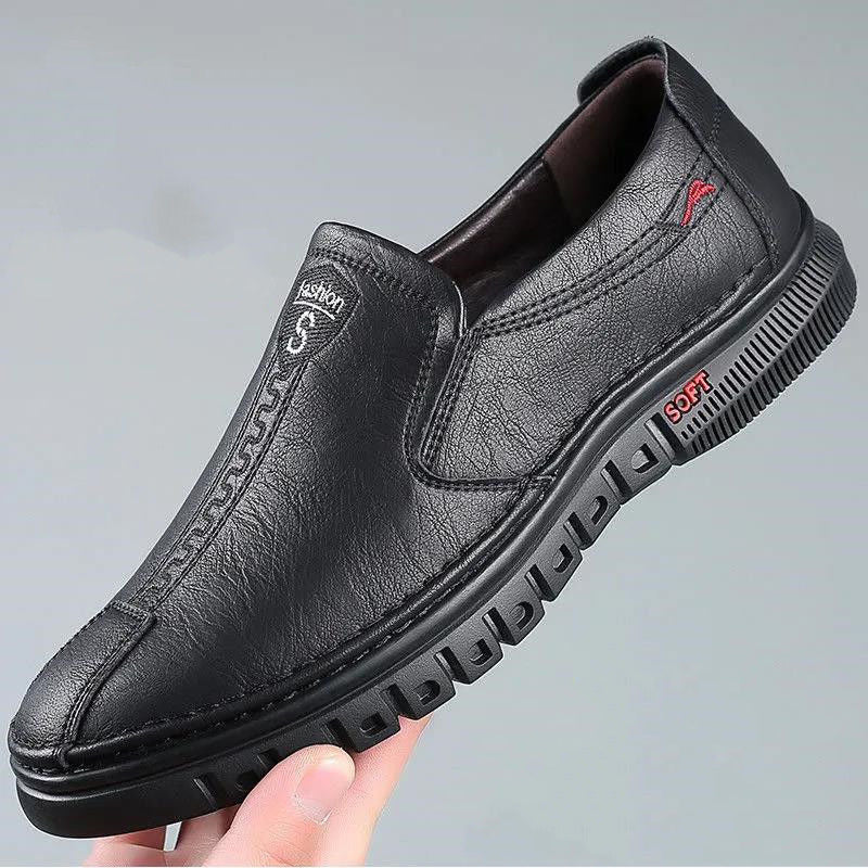"Stijlvolle heren leren mocassins, donkerbruin, tijdloze casual look, slip-on design, duurzaam comfort, zachte zool."