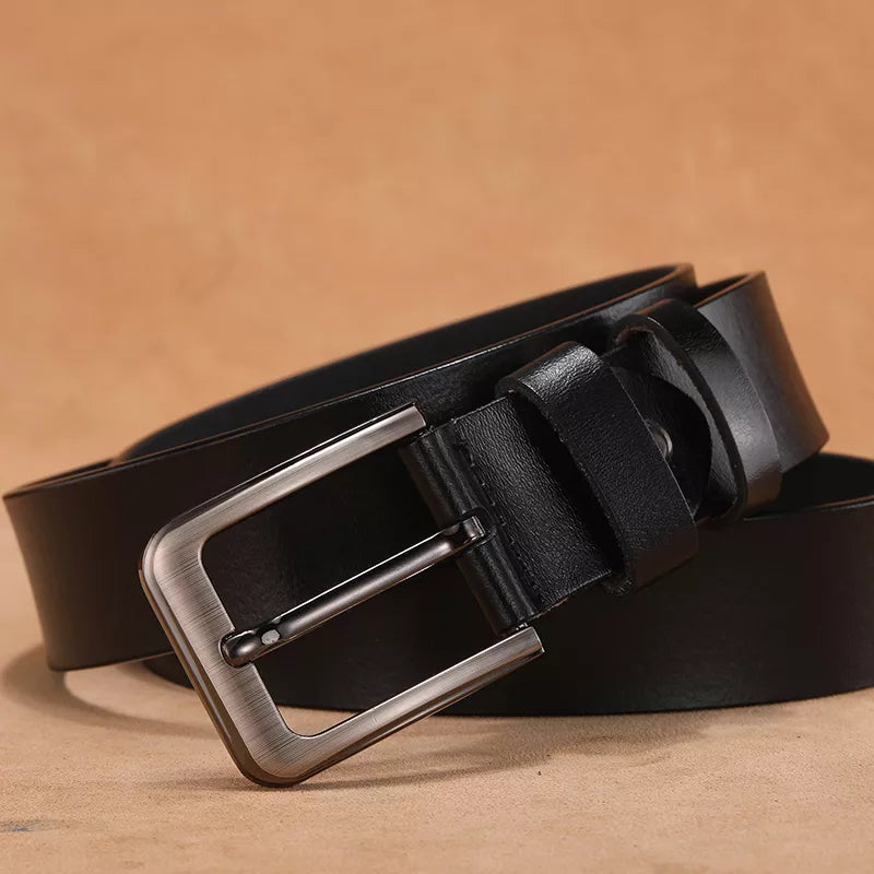 "Stijlvolle heren leren riem van echt koeienleer met vintage pin gesp, beschikbaar in bruin en zwart, luxe uitstraling."