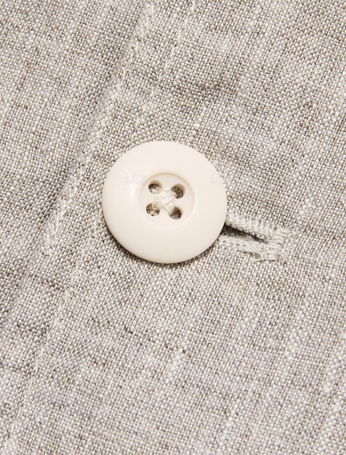 "Stijlvolle heren linnen blazer in beige, luchtig en ademend, perfect voor warme zomerdagen en vele gelegenheden."