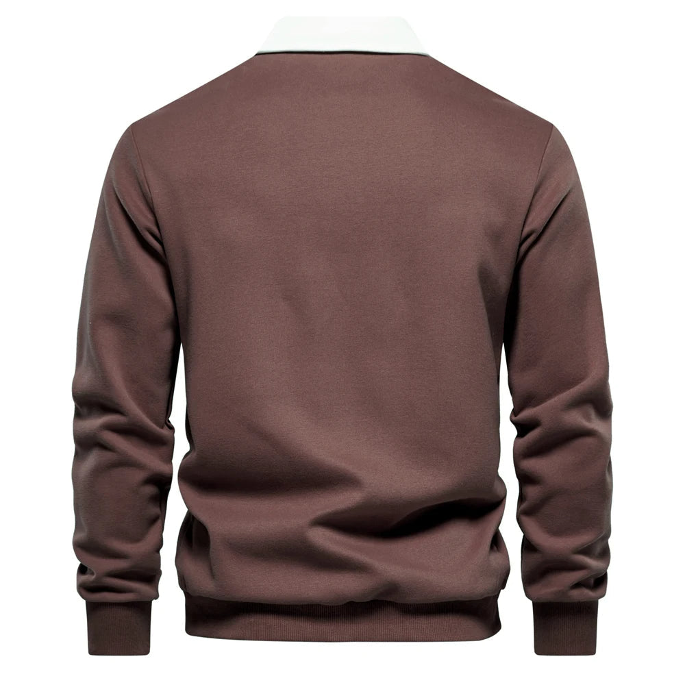 "Stijlvolle heren polo sweatshirt met klassieke kraag en patchwork detail, gemaakt van zachte katoenblend, regular fit."