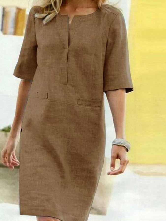 "Stijlvolle katoen-mix zomerjurk met korte mouwen en V-hals in lichtgrijs voor elegante en comfortabele zomerse looks."