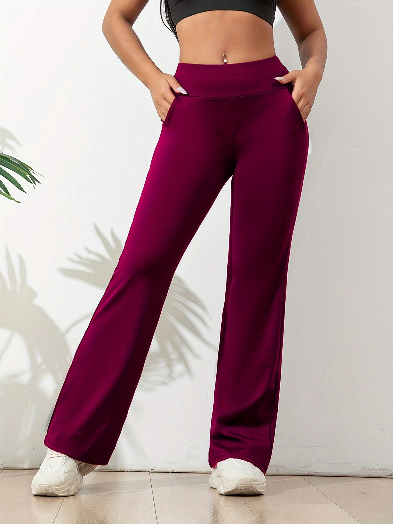 "Stijlvolle Kehlani flared broek voor dames, elastische taille, trendy flair, mix van comfort en chique stijl."
