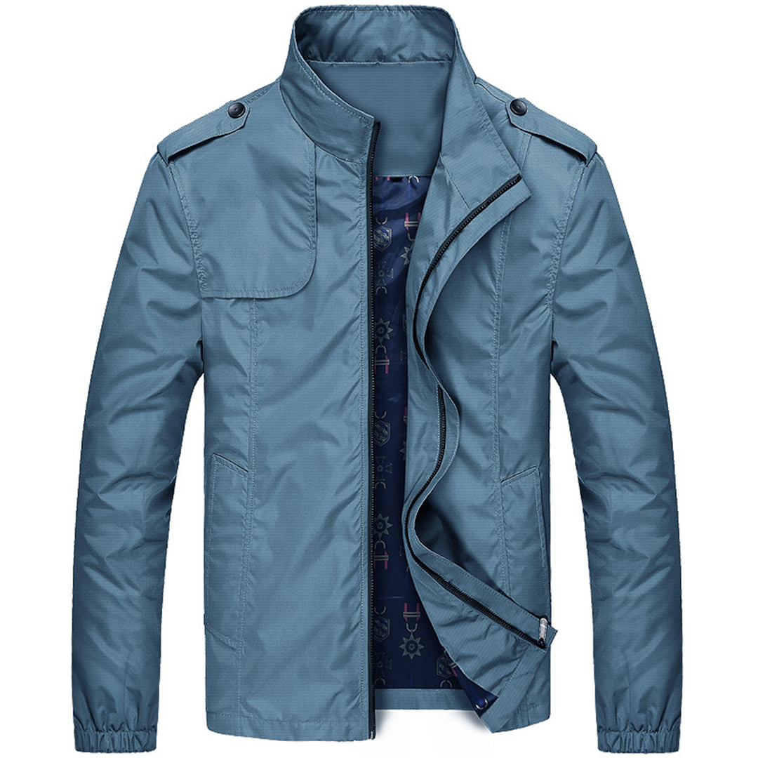 "Stijlvolle lichtgewicht heren zomerjas met opstaande kraag in blauw, perfect voor casual en semi-formele gelegenheden."