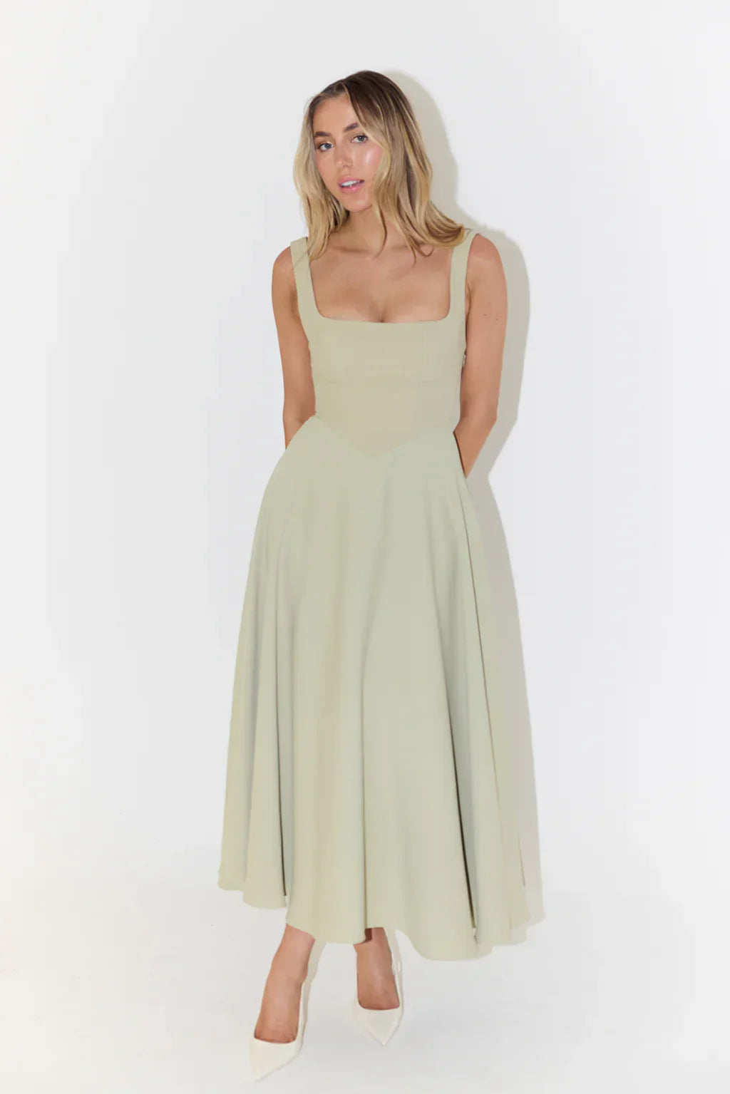 Stijlvolle midi zomerjurk met vierkante hals, zwierige rok, aangesloten lijfje, ideaal voor casual en formele zomerevenemente