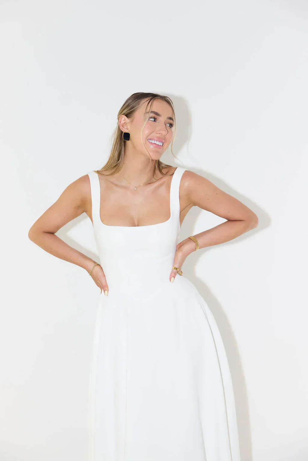 Stijlvolle midi zomerjurk met vierkante hals, zwierige rok, aangesloten lijfje, ideaal voor casual en formele zomerevenemente