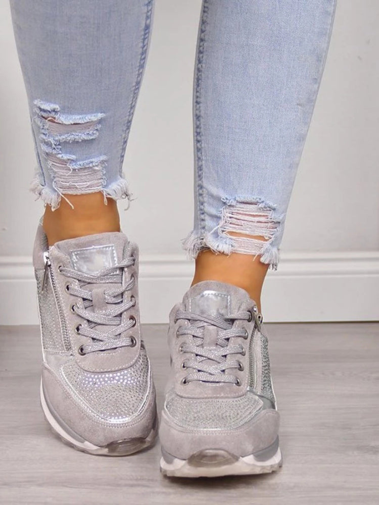"Stijlvolle orthopedische damessneakers, ademend en schokabsorberend, met antislipzool voor comfort en grip."