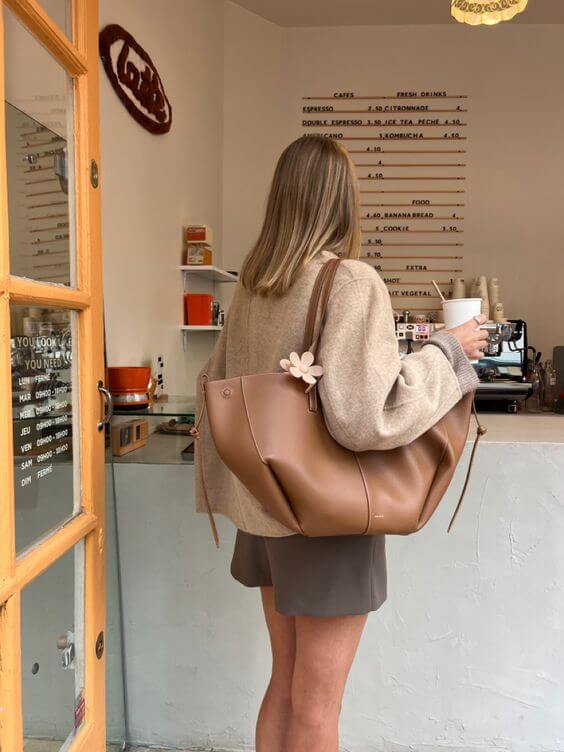 "Stijlvolle, ruime leren schoudertas voor dames met vintage design en verstelbare riem, perfect voor dagelijks gebruik."