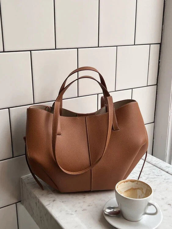"Stijlvolle, ruime leren schoudertas voor dames met vintage design en verstelbare riem, perfect voor dagelijks gebruik."