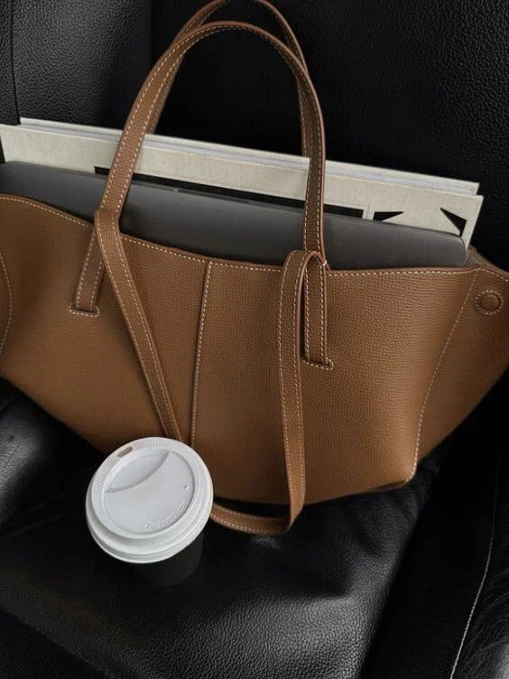 "Stijlvolle, ruime leren schoudertas voor dames met vintage design en verstelbare riem, perfect voor dagelijks gebruik."