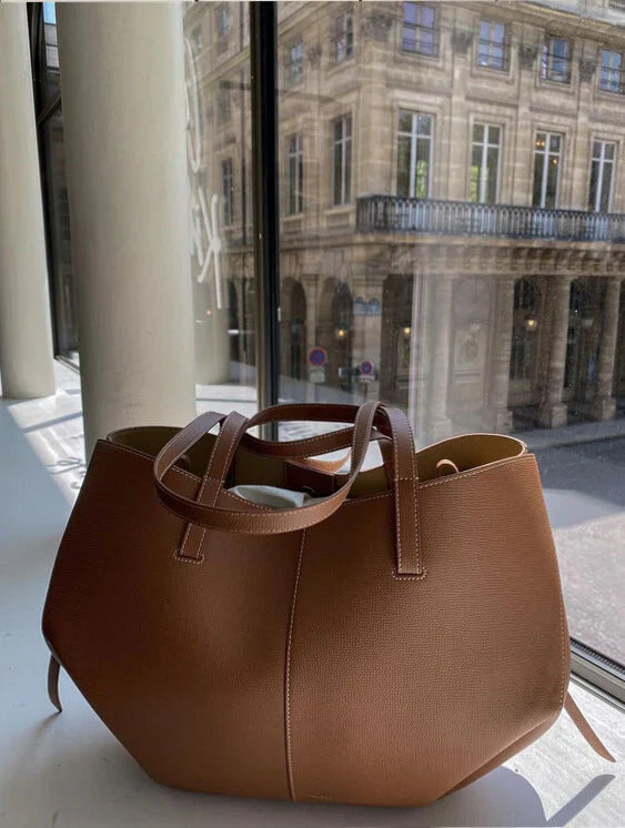 "Stijlvolle, ruime leren schoudertas voor dames met vintage design en verstelbare riem, perfect voor dagelijks gebruik."