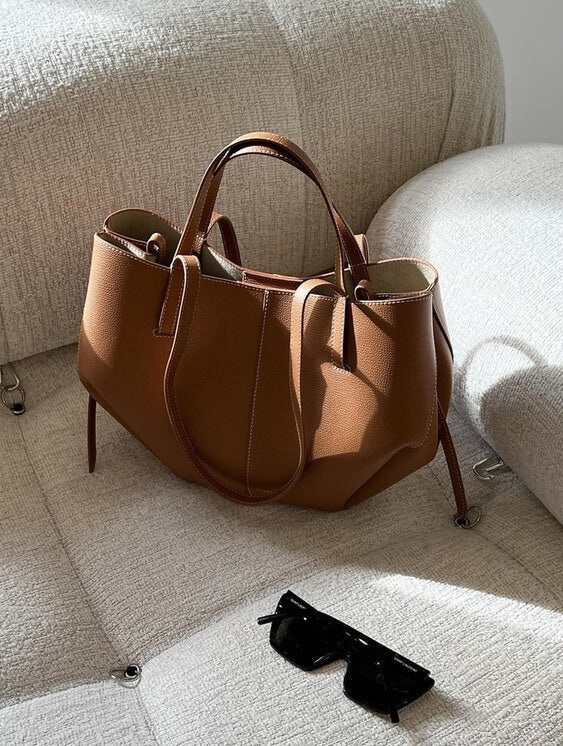"Stijlvolle, ruime leren schoudertas voor dames met vintage design en verstelbare riem, perfect voor dagelijks gebruik."