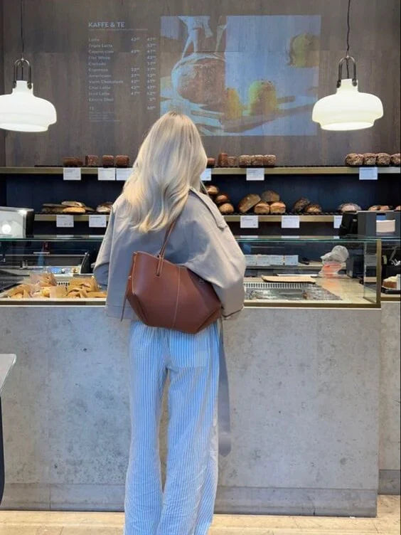 "Stijlvolle, ruime leren schoudertas voor dames met vintage design en verstelbare riem, perfect voor dagelijks gebruik."