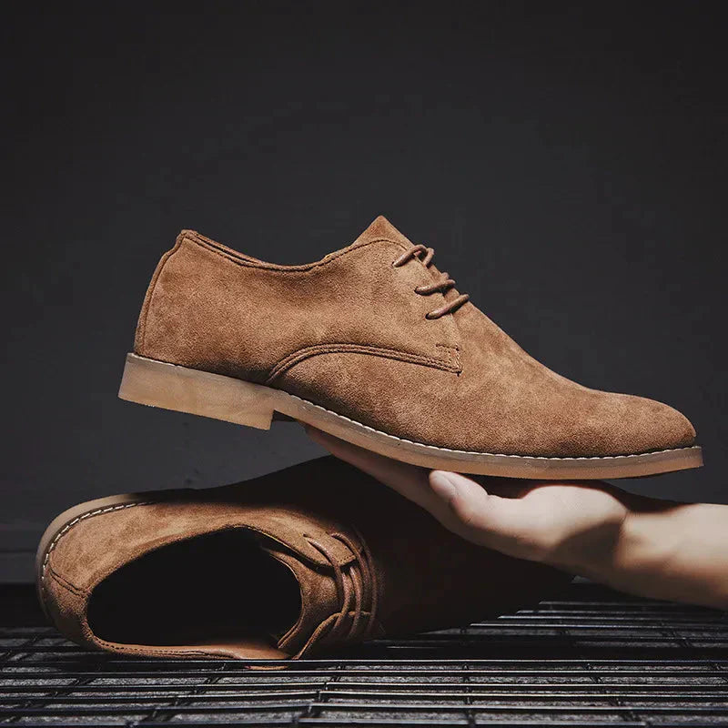 "Stijlvolle suède Oxford heren schoenen voor formele en casual gelegenheden, met duurzaam vegan materiaal en comfortzolen."