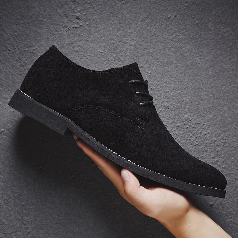 "Stijlvolle suède Oxford heren schoenen voor formele en casual gelegenheden, met duurzaam vegan materiaal en comfortzolen."