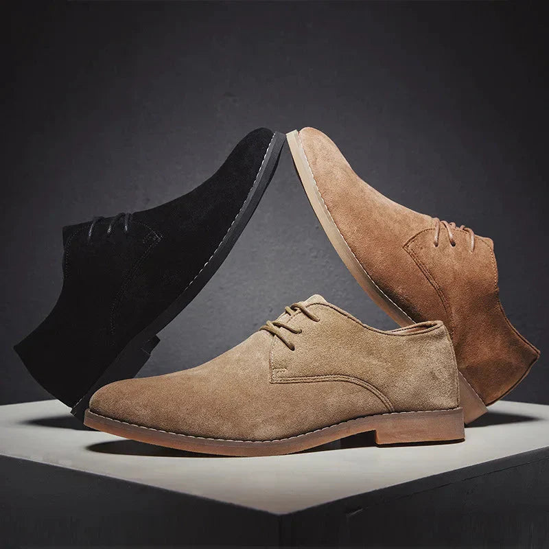 "Stijlvolle suède Oxford heren schoenen voor formele en casual gelegenheden, met duurzaam vegan materiaal en comfortzolen."