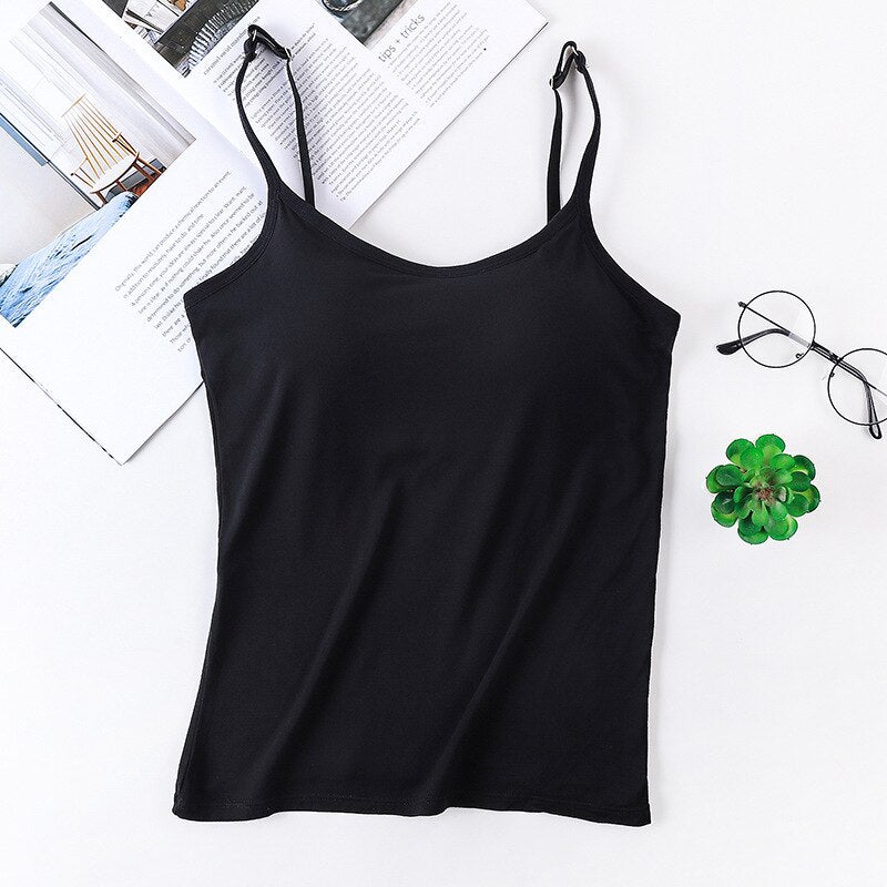 "Stijlvolle top met ingebouwde BH, verstelbare bandjes, in diverse kleuren voor comfortabele en veelzijdige outfits."