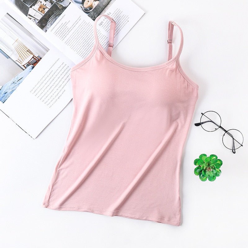 "Stijlvolle top met ingebouwde BH, verstelbare bandjes, in diverse kleuren voor comfortabele en veelzijdige outfits."