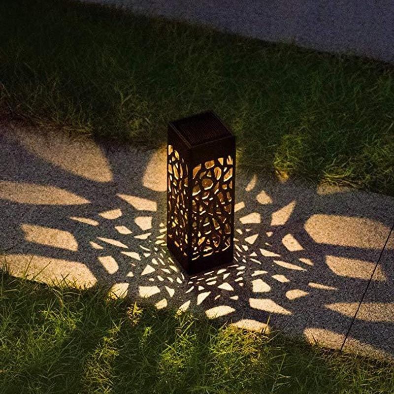"Stijlvolle tuinlamp op zonne-energie, weerbestendig ontwerp, warme sfeerverlichting voor tuin zonder kabels."