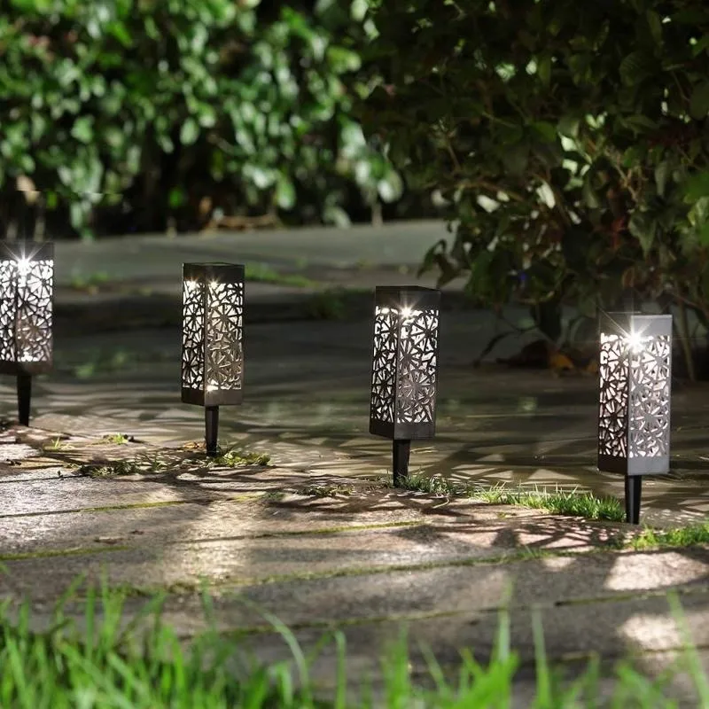 "Stijlvolle tuinlamp op zonne-energie, weerbestendig ontwerp, warme sfeerverlichting voor tuin zonder kabels."