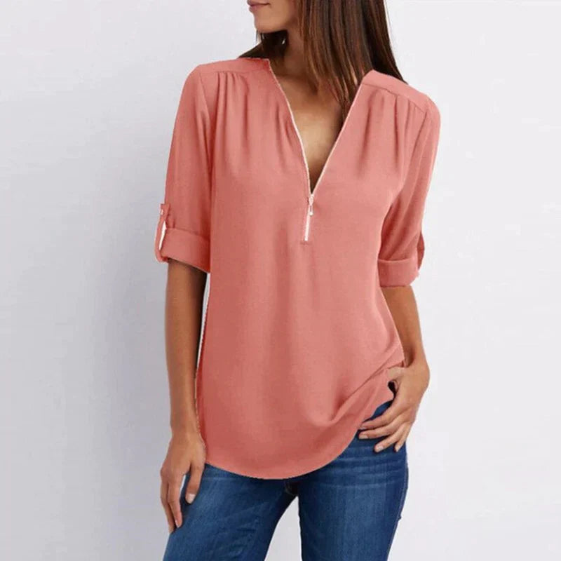 Stijlvolle Vera damesblouse met V-hals en rits in blauw, perfect voor diverse outfits en gelegenheden.