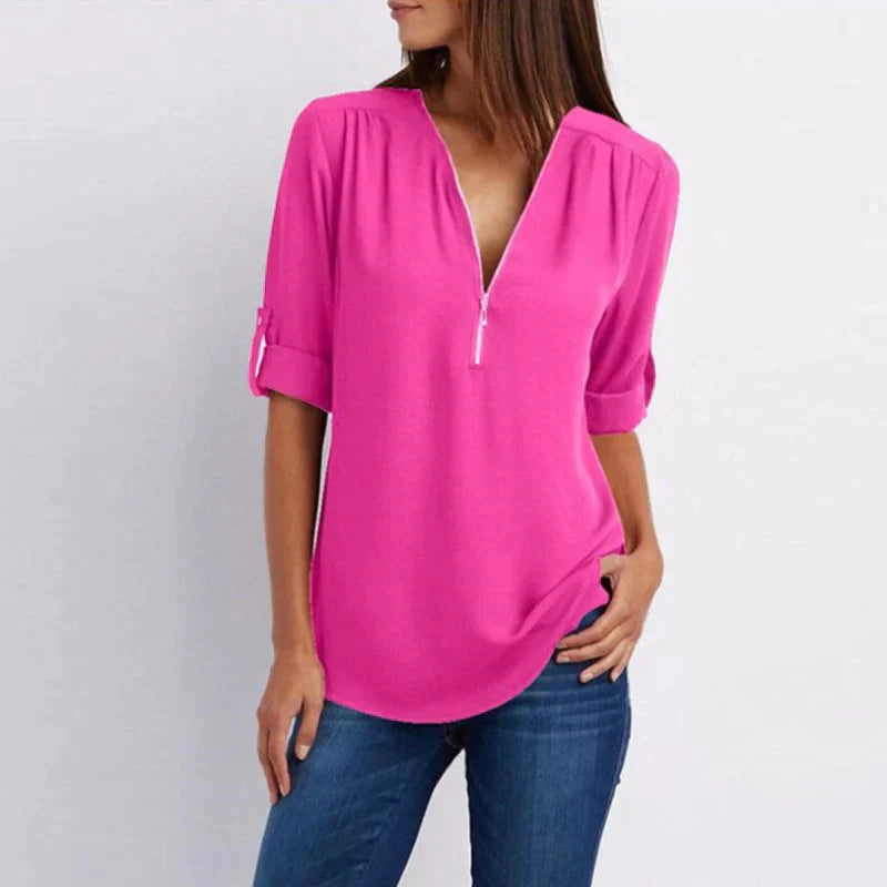 Stijlvolle Vera damesblouse met V-hals en rits in blauw, perfect voor diverse outfits en gelegenheden.