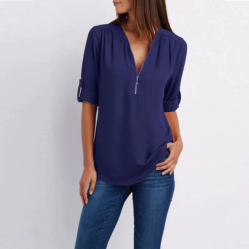 Stijlvolle Vera damesblouse met V-hals en rits in blauw, perfect voor diverse outfits en gelegenheden.