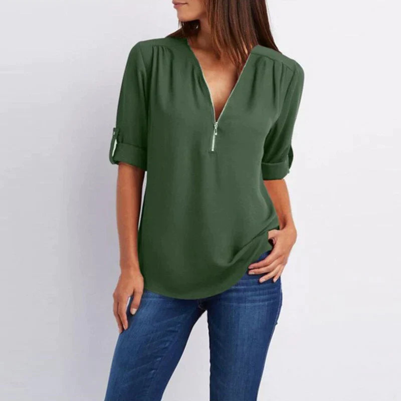 Stijlvolle Vera damesblouse met V-hals en rits in blauw, perfect voor diverse outfits en gelegenheden.