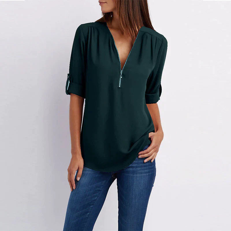 Stijlvolle Vera damesblouse met V-hals en rits in blauw, perfect voor diverse outfits en gelegenheden.