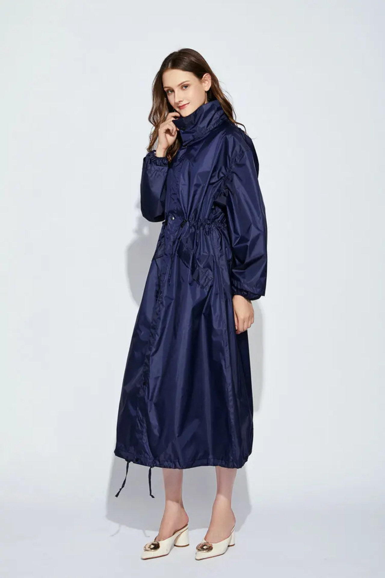 Stijlvolle waterdichte lange regenjas voor dames, verstelbare taille, ruime capuchon, verkrijgbaar in diverse kleuren.
