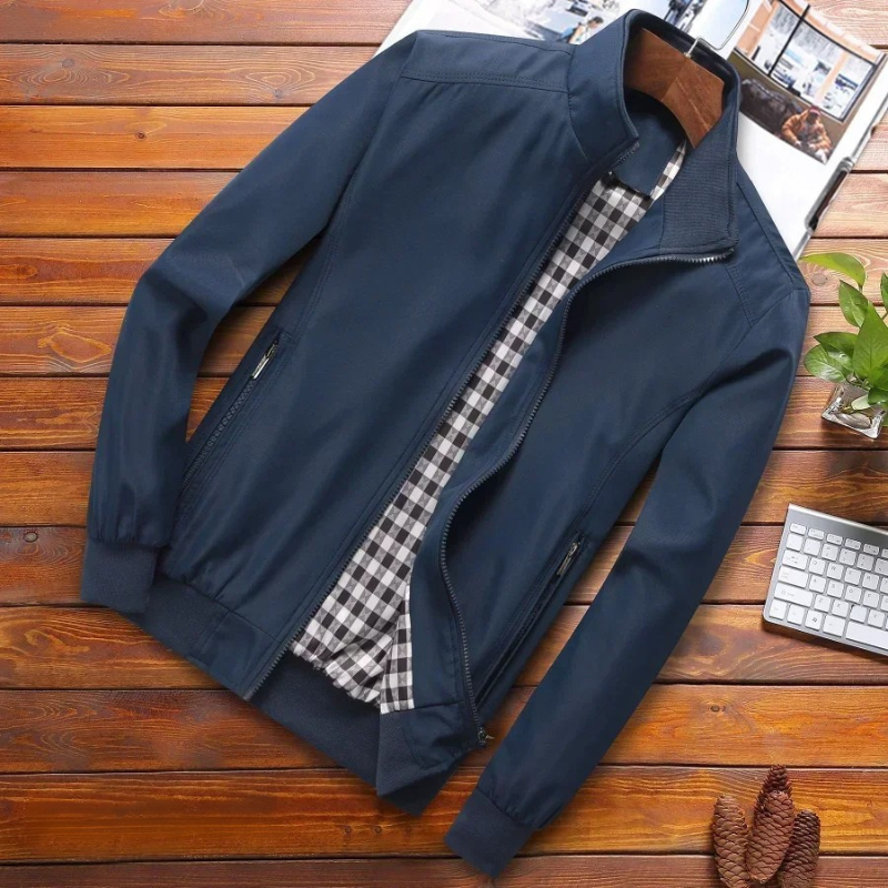 "Stijlvolle winddichte zomerjas voor heren met strakke kraag in trendy kleuren, ideaal voor frisse zomerdagen."