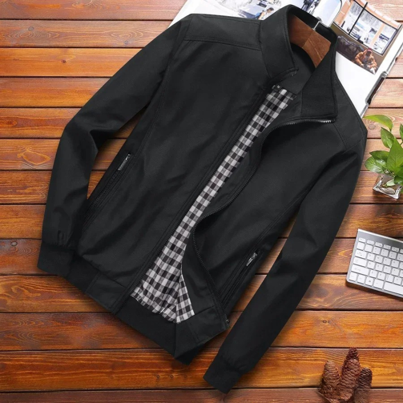 "Stijlvolle winddichte zomerjas voor heren met strakke kraag in trendy kleuren, ideaal voor frisse zomerdagen."