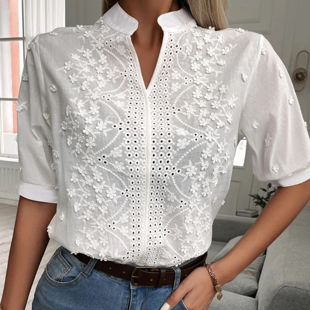 Stijlvolle witte dames blouse, korte mouwen, elegant design, perfect voor zowel casual als formele gelegenheden.