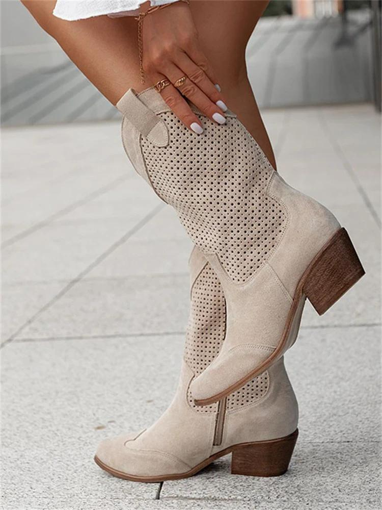 "Stijlvolle witte dames cowboylaarzen met perforaties en blokhak, moderne western look, perfect voor elk seizoen."