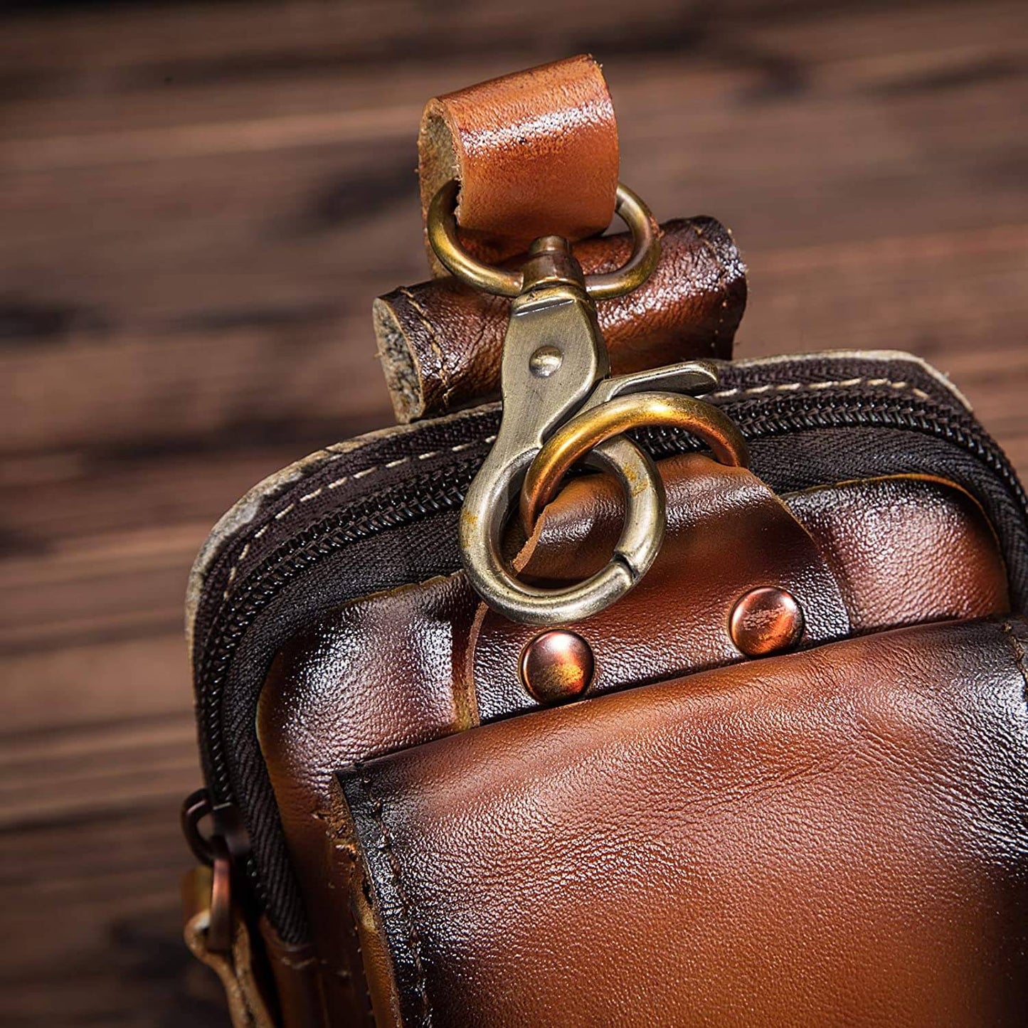 "Stoere heren leren heuptas, donkerbruin, verstelbare riem, meerdere vakken met ritssluiting, ideaal voor reizen en festivals