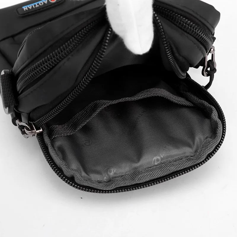 "Tactische heren crossbody tas, robuust ontwerp met meerdere opbergvakken, verstelbare riem, ideaal voor dagelijks gebruik."
