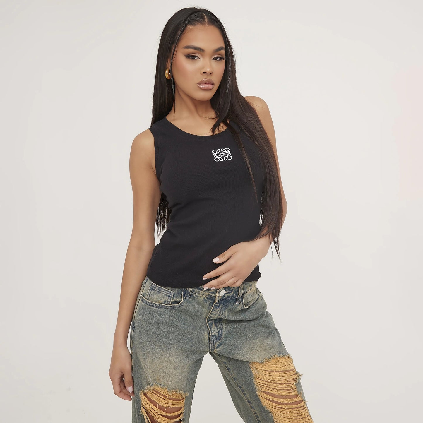 "Tanktop van zijdezacht katoen met minimalistisch design, ideaal voor zomer. Verkrijgbaar in grijs, wit en zwart."