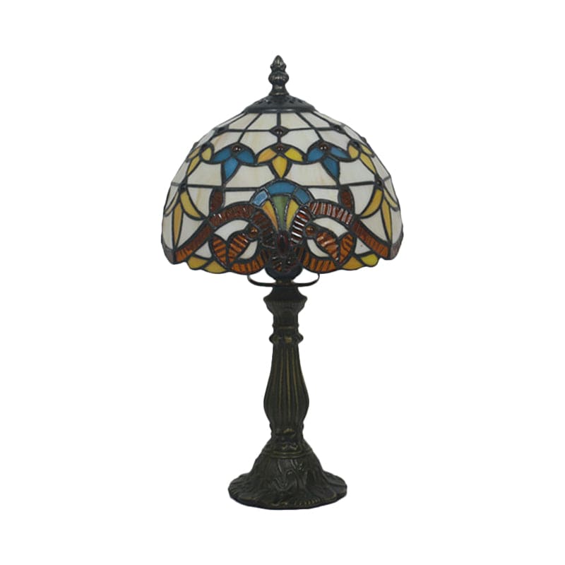 "Tiffany-stijl tafellamp, blauw en geel glas, klassieke loodlijnen, warme en uitnodigende sfeer, ambachtelijk design."