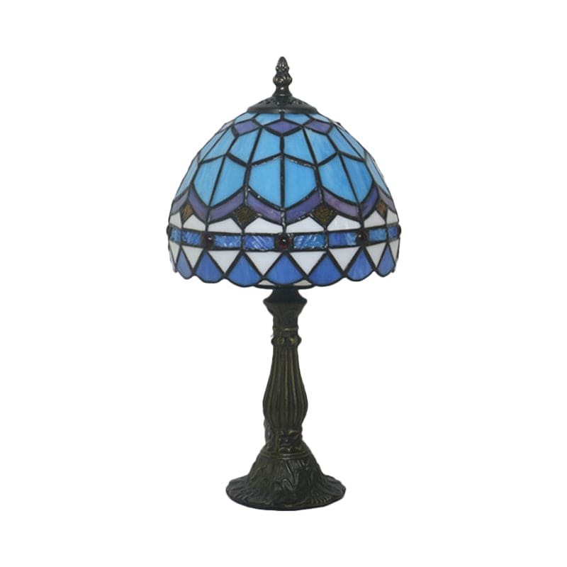 "Tiffany-stijl tafellamp, blauw en geel glas, klassieke loodlijnen, warme en uitnodigende sfeer, ambachtelijk design."