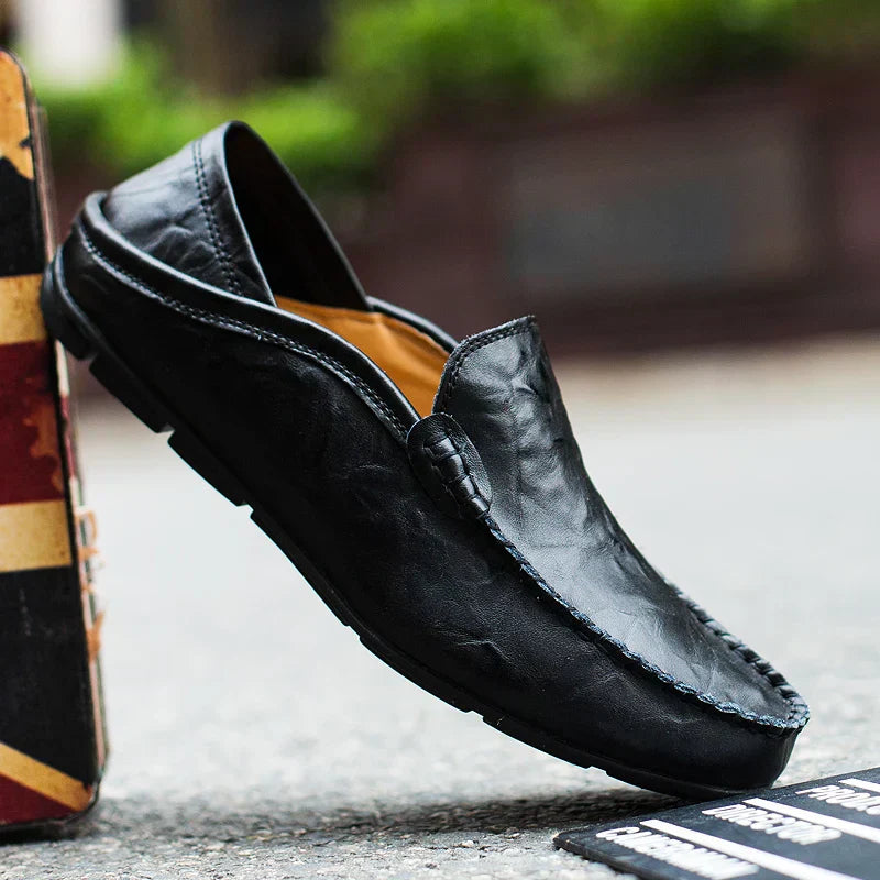 "Tijdloze leren herenloafers met een luxe finish en stevige zolen, ideaal voor elke gelegenheid, zakelijk of informeel."
