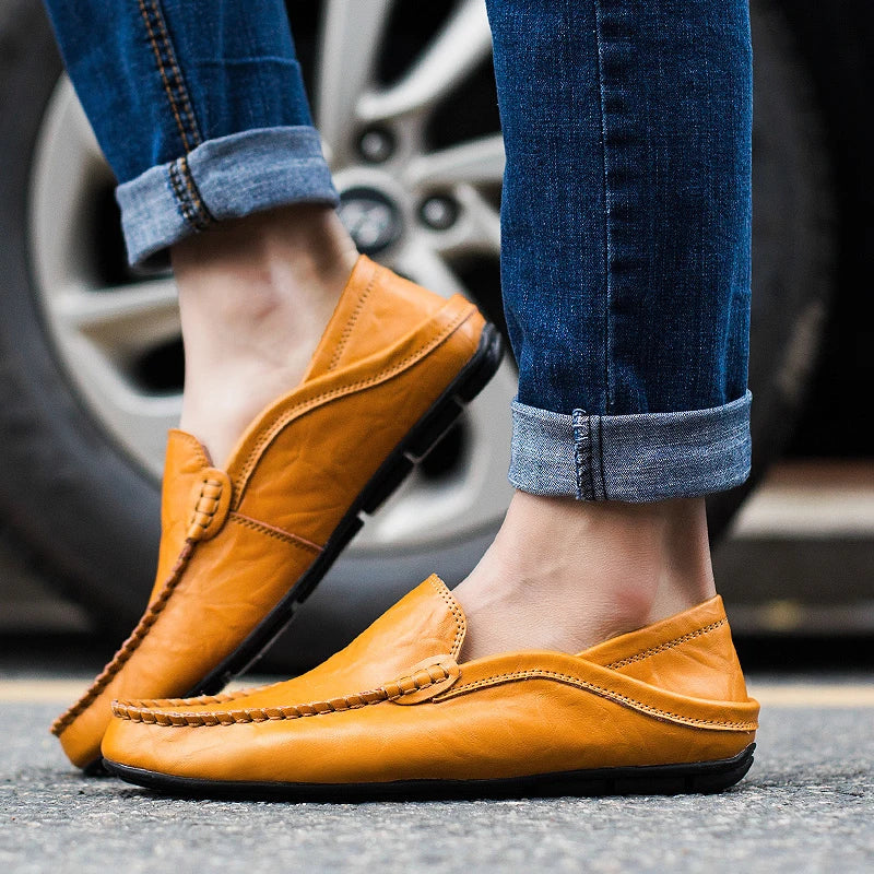 "Tijdloze leren herenloafers met een luxe finish en stevige zolen, ideaal voor elke gelegenheid, zakelijk of informeel."