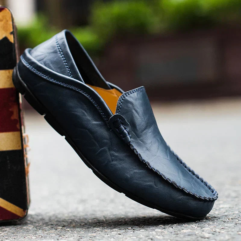 "Tijdloze leren herenloafers met een luxe finish en stevige zolen, ideaal voor elke gelegenheid, zakelijk of informeel."