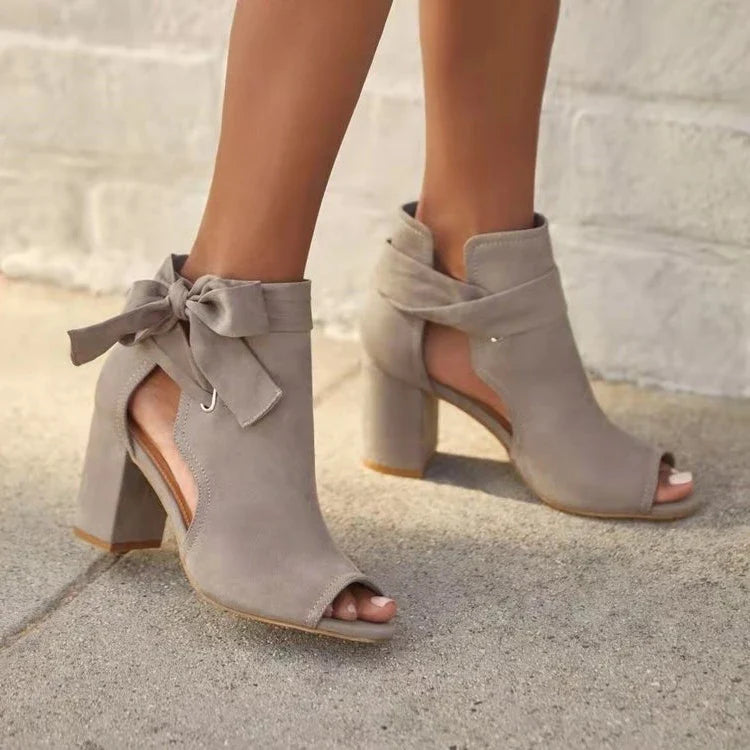 "Trendy dames enkellaarsjes met veters, open teen, strik detail, stevige blokhak, beige kleur, perfect voor lente outfits."
