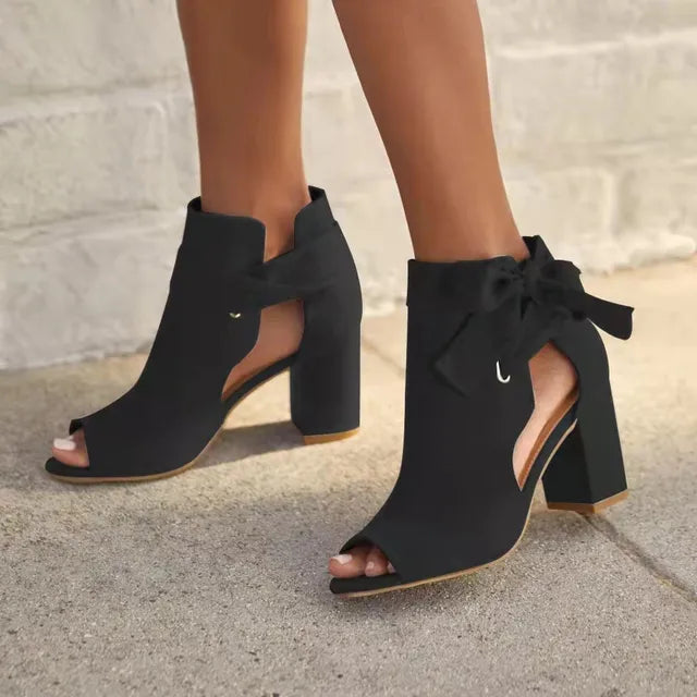 "Trendy dames enkellaarsjes met veters, open teen, strik detail, stevige blokhak, beige kleur, perfect voor lente outfits."