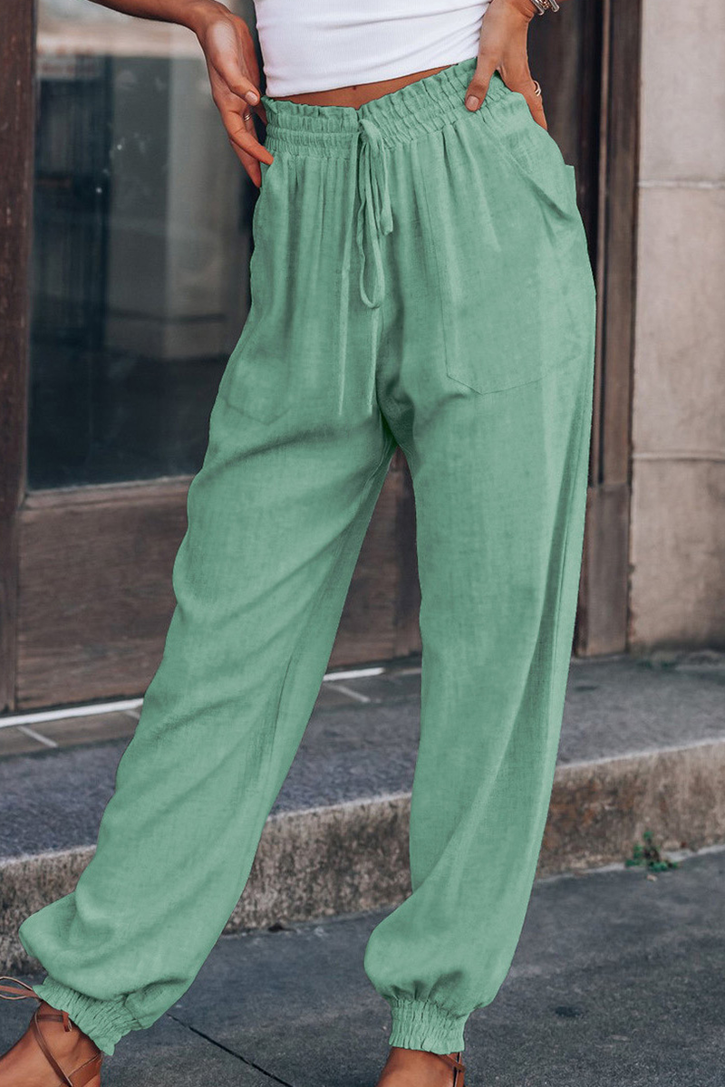 "Trendy dames harembroek, elastische tailleband, luchtig materiaal, losvallend bij heupen, taps toelopend naar enkels."